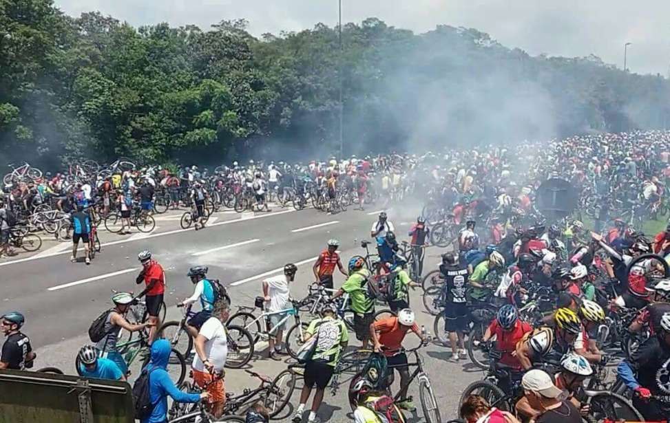 Bikers Rio pardo | Notícia | Choque joga bombas e gás lacrimogêneo contra ciclistas para impedir descida a Santos