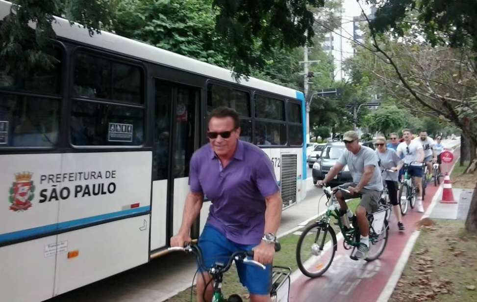 Bikers Rio pardo | Notícia | 2 | Arnold Schwarzenegger pedala por Zona Sul de SP