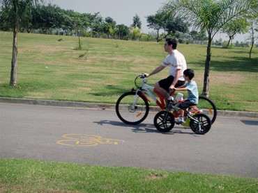 Bikers Rio Pardo | Dicas | Incentive seu filho a correr, pedalar, jogar bola, subir em árvores