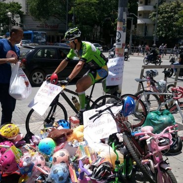 Bikers Rio Pardo | NOTÍCIAS | Ciclista pedala 12 horas para arrecadar brinquedos na Praça Sete em BH